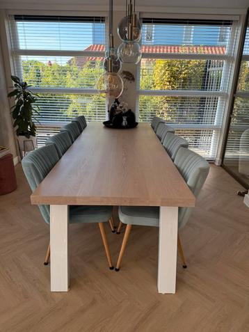Mooie stevige tafel met 8 stoelen beschikbaar voor biedingen