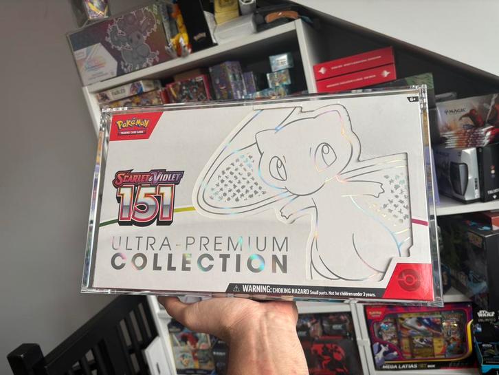 Acryl Case 151 Ultra Premium Collection Box UPC Pokemon box, Hobby en Vrije tijd, Verzamelkaartspellen | Pokémon, Zo goed als nieuw