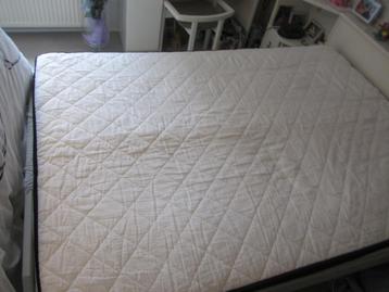 Topper matras beschikbaar voor biedingen