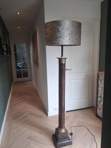 Elegante Staande Lamp beschikbaar voor biedingen
