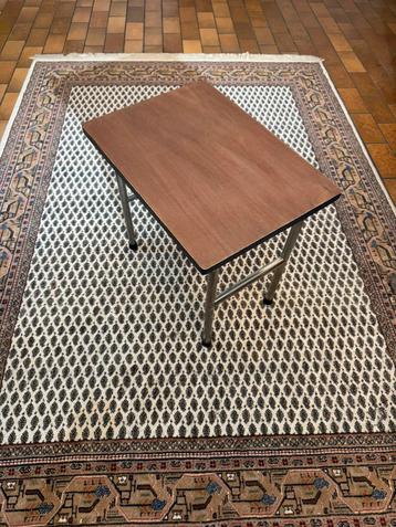 Vintage industrieel hout metalen tafeltje.258 beschikbaar voor biedingen