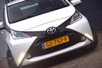 Toyota Aygo 1.0 VVT-i x-play + NAVI/CARPLAY/CAMERA/CRUISE, Auto's, Voorwielaandrijving, Stof, Gebruikt, Zwart