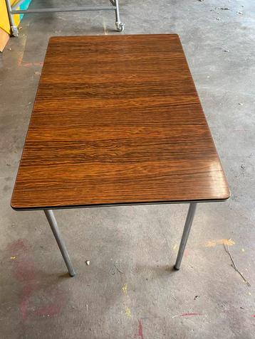 Vintage tafel beschikbaar voor biedingen