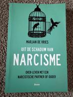 Uit de schaduw van narcisme - Marjan de Vries, Verzenden, Zo goed als nieuw