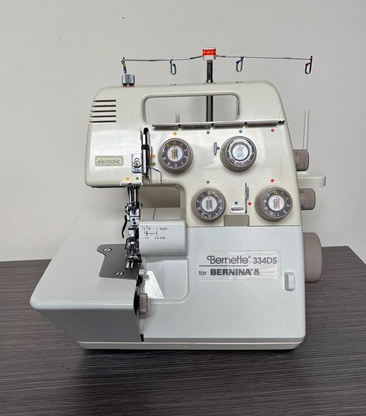 Bernina/ bernette 334 DSE als Nieuw nooit gebruikt, Hobby en Vrije tijd, Naaimachines en Toebehoren, Nieuw, Lockmachine, Bernina