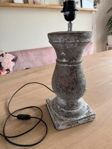 Landelijke lampenvoet beton   beschikbaar voor biedingen