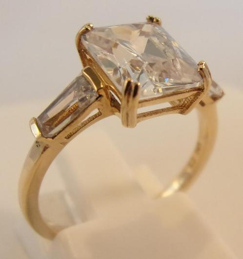 Geelgouden ring met smaragd- en baguettegeslepen CZ, Sieraden, Tassen en Uiterlijk, Ringen, Zo goed als nieuw, Dame, Kleiner dan 17