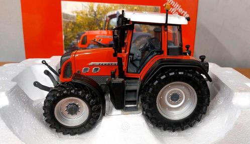 Fendt 818 Vario AKK Tirol, Hobby en Vrije tijd, Modelauto's | 1:32, Zo goed als nieuw, Tractor of Landbouw, Universal Hobbies