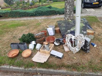 Gratis uit Oentsjerk. Bloempotten, kaarsen, decoratie  beschikbaar voor biedingen