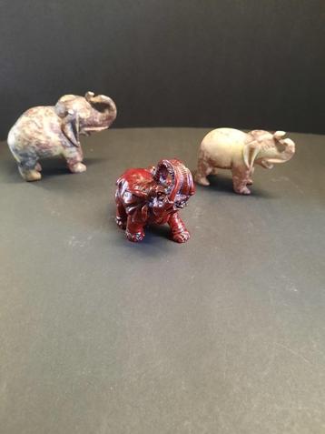 2 Stenen Olifanten en 1 roodbruine Olifant beschikbaar voor biedingen