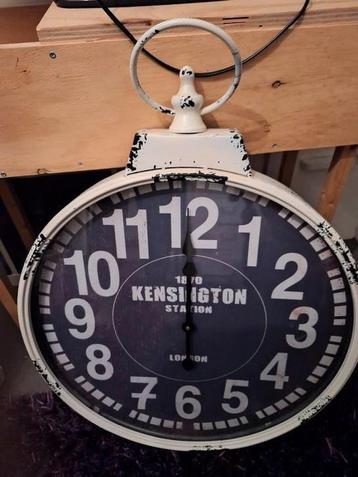 Landelijke wandklok  beschikbaar voor biedingen