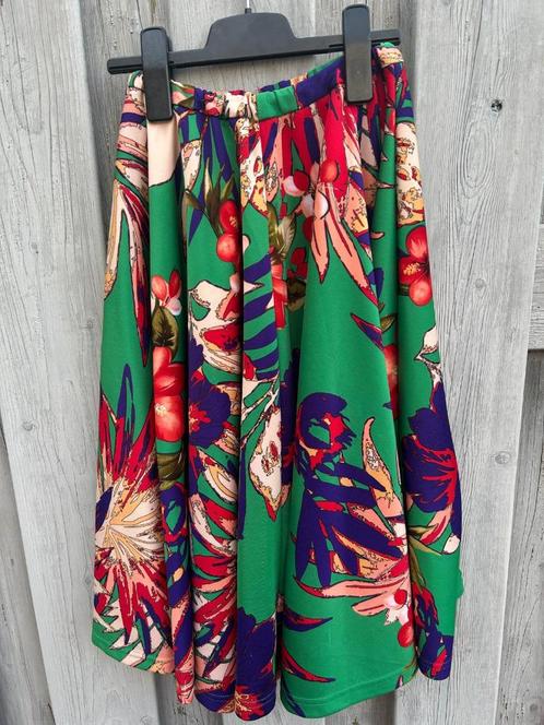 Groene rok met exotische bloemenprint, maat S, Kleding | Dames, Rokken, Zo goed als nieuw, Maat 36 (S), Groen, Knielengte, Ophalen of Verzenden