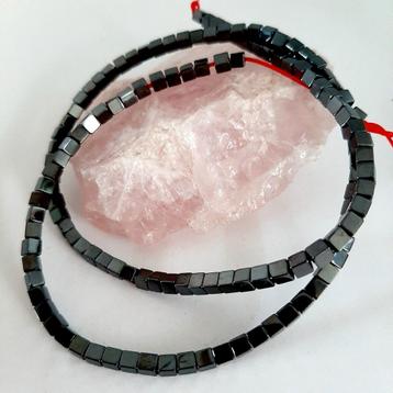 Streng Hematiet (tussen) kraaltjes 3x3 mm beschikbaar voor biedingen