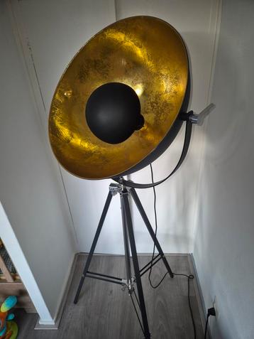 Industriële lamp beschikbaar voor biedingen