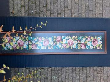 Vintage borduurwerk met bloemen in lijst  beschikbaar voor biedingen