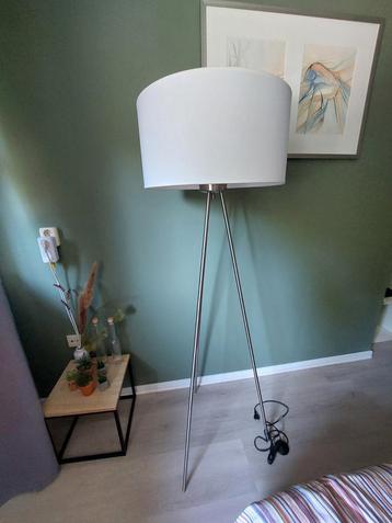 Stijlvolle Staande Lamp met Driepoot beschikbaar voor biedingen