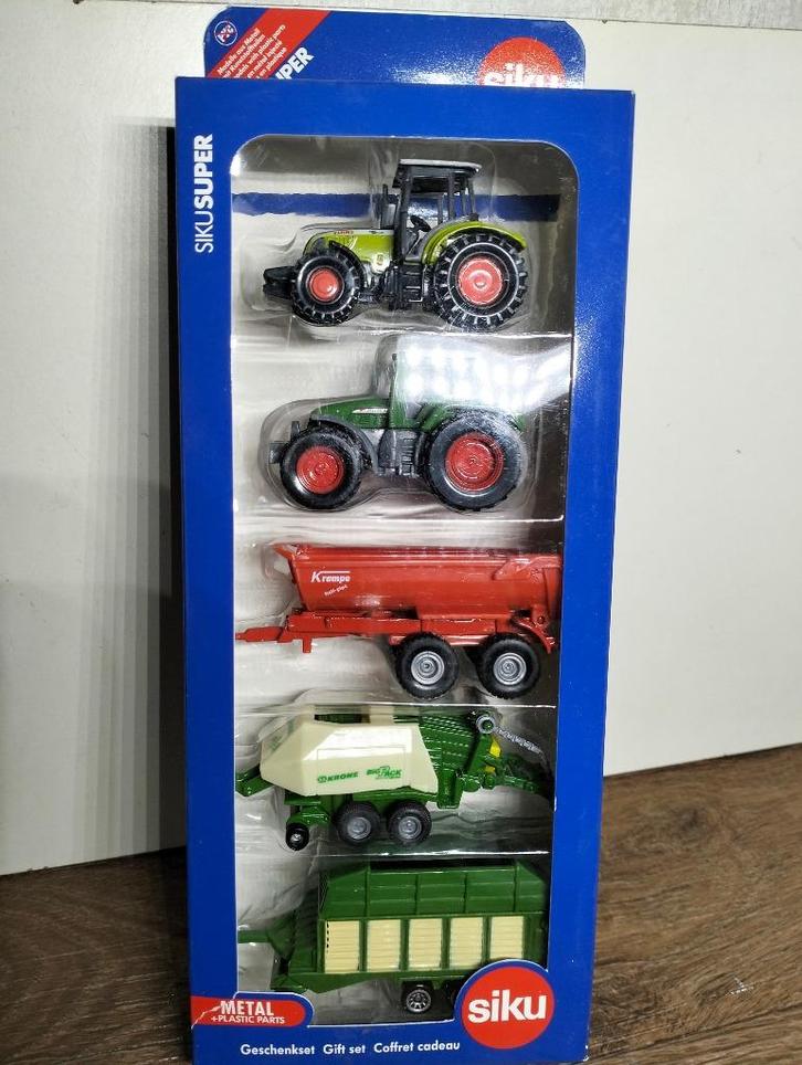 Te koop Siku Fendt/Claas/Krampe/Krone Giftset., Hobby en Vrije tijd, Modelauto's | 1:50, Nieuw, Hijskraan, Tractor of Landbouw