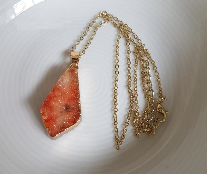 Minimal Druzy Ketting Goldplated Peach., Sieraden, Tassen en Uiterlijk, Kettingen, Nieuw, Steen of Mineraal, Oranje, Met edelsteen