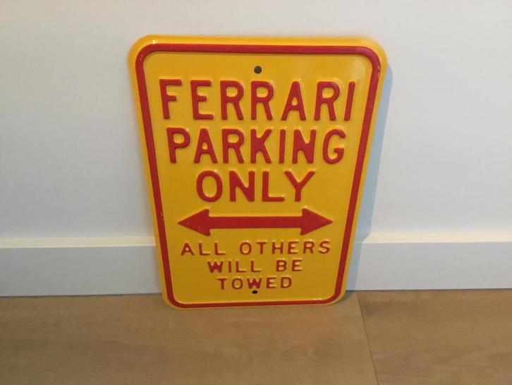 Ferrari bord “PARKING ONLY” metaal, Huis en Inrichting, Woonaccessoires | Tekstborden en Spreuken, Zo goed als nieuw, Ophalen of Verzenden