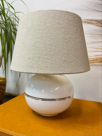 Prachtige vintage lamp wit keramiek bol met gouden randen beschikbaar voor biedingen