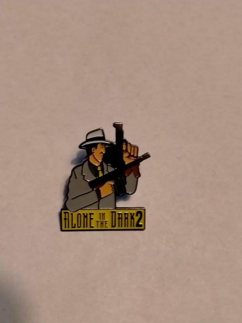 Alone in the Dark 2 tekenfilm tv game vintage logo pin, Verzamelen, Speldjes, Pins en Buttons, Gebruikt, Verzenden