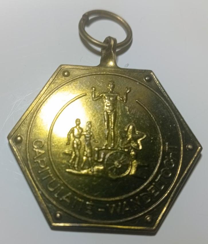 De tocht herdenkt de capitulatie  de Duitse troepen in Neder, Postzegels en Munten, Penningen en Medailles, Overige materialen