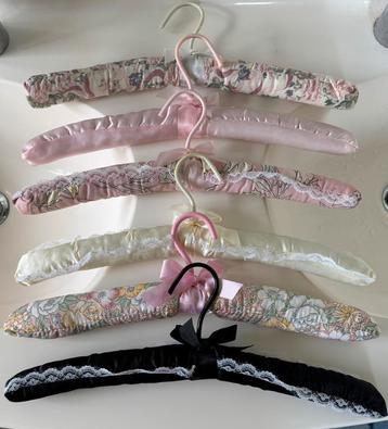 6 nieuwe brocante kleerhangers beschikbaar voor biedingen