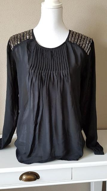 Elegante zwarte blouse van .OBJECT met zilverkleurige schoud beschikbaar voor biedingen