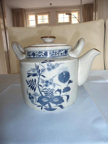 Theepot melkbusvorm beschikbaar voor biedingen