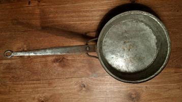 Antieke koperen steelpan, gedateerd laat 1700, begin 1800 beschikbaar voor biedingen