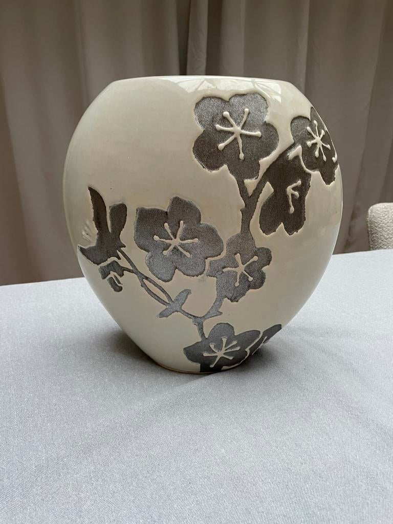 Blikvanger ovale vaas ecru creme met bloemen, Ophalen, Overige kleuren, Aardewerk of Porselein, Minder dan 50 cm