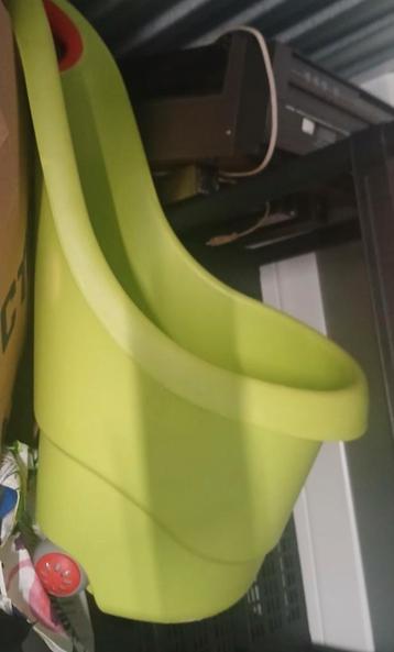 Groen speelgoed kar beschikbaar voor biedingen