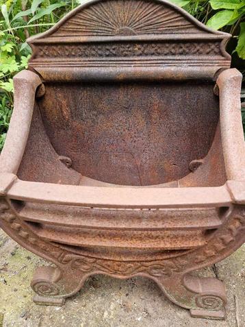 Fraaie & mooi gedecoreerde gietijzeren tuinhaard (brocante) beschikbaar voor biedingen