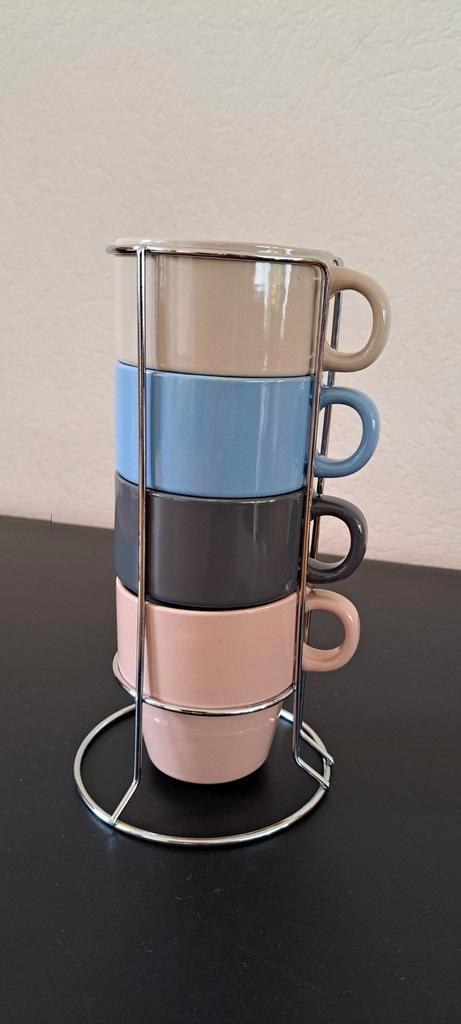 4 mokken in rekje NIEUW, Huis en Inrichting, Keuken | Servies, Nieuw, Kop(pen) en/of Schotel(s), Overige stijlen, Aardewerk, Ophalen