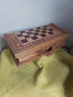 9218) mooi bewerkt houten  schaakspel in koffer, Ophalen of Verzenden