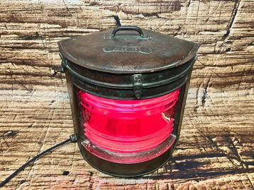 Antieke bakboord scheepslamp. beschikbaar voor biedingen