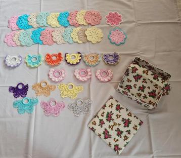 Gehaakte onderzetters en kaarsringen, incl bewaardoos.Nieuw! beschikbaar voor biedingen