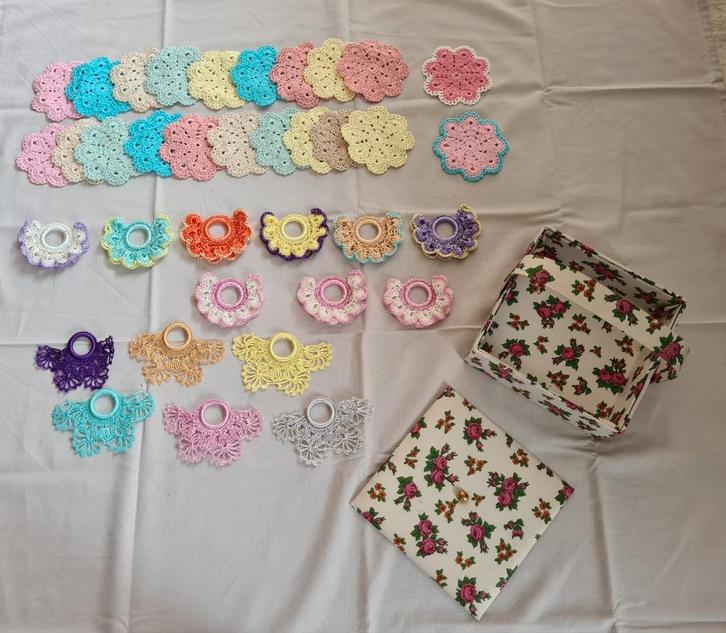 Gehaakte onderzetters en kaarsringen, incl bewaardoos.Nieuw!, Hobby en Vrije tijd, Breien en Haken, Zo goed als nieuw, Haken, Overige typen