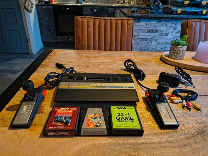 Atari 2600 met AVmod, Spelcomputers en Games, Spelcomputers | Atari, Gebruikt, Atari 2600, Met 2 controllers, Ophalen of Verzenden
