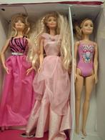 4 Barbie poppen + 11 kledingstukken + koffer, Ophalen of Verzenden, Gebruikt, Barbie