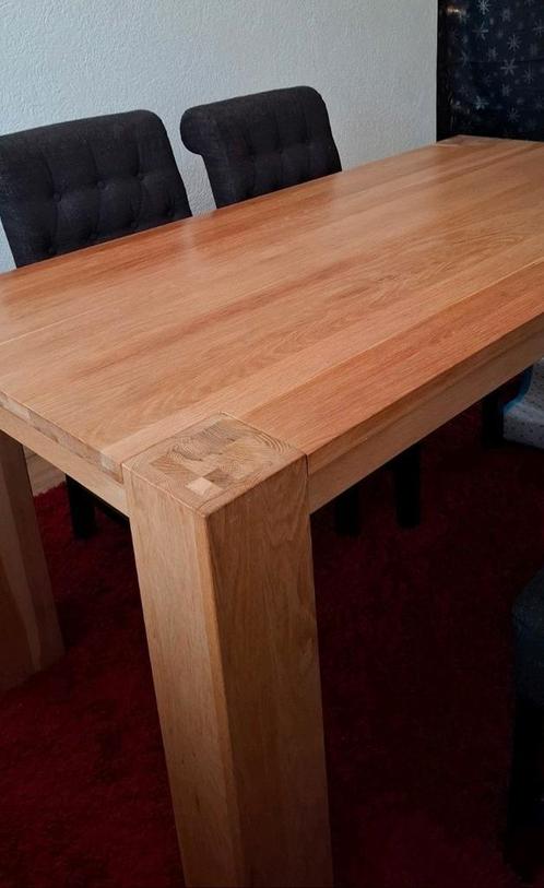 Massieve houten eettafel + 4 comfortabele stoelen (grijs), Huis en Inrichting, Tafels | Eettafels, Zo goed als nieuw, 50 tot 100 cm