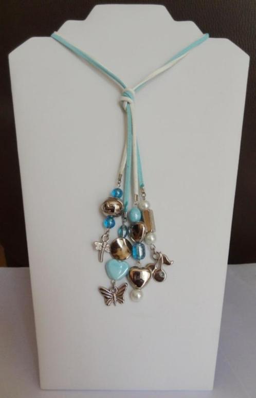 Handgemaakte wit/blauwe veterketting met bedeltjes (48), Sieraden, Tassen en Uiterlijk, Kettingen, Nieuw, Overige materialen, Blauw