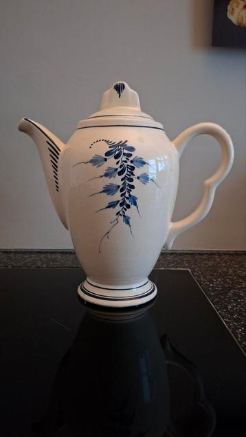 Vintage koffiepot met blauwe decoratie beschikbaar voor biedingen