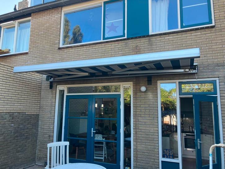 Elektrisch knikarm zonnescherm met kuren - bijna gratis, Tuin en Terras, Zonneschermen, Gebruikt, Knikarmscherm, 300 cm of meer