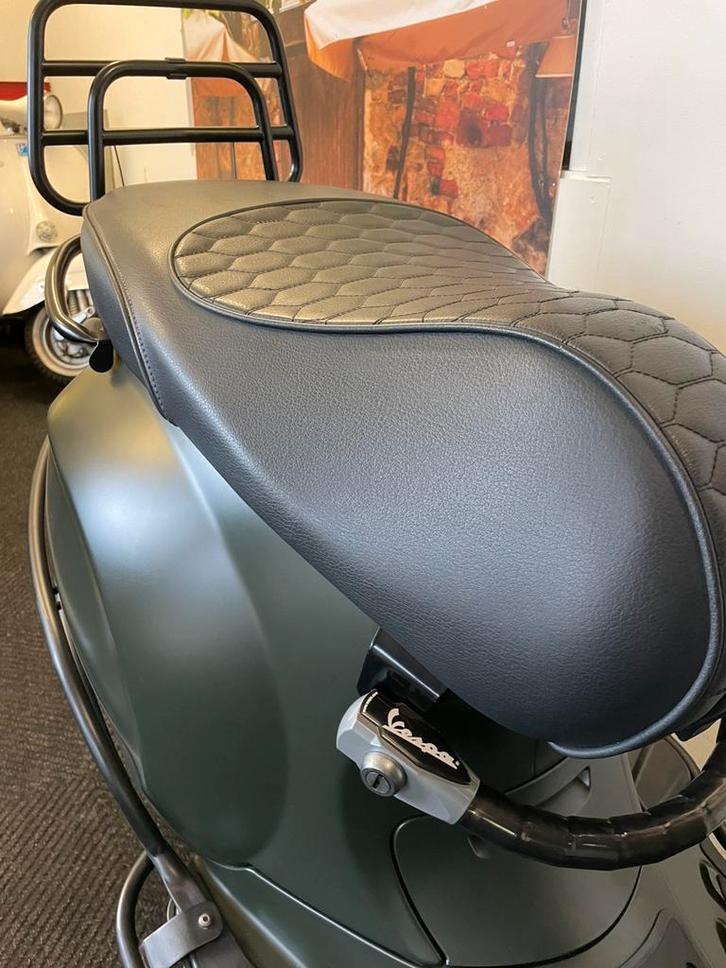 Custom zadel Vespa Sprint en Primavera, Fietsen en Brommers, Brommers | Tuning en Styling, Zo goed als nieuw, Ophalen of Verzenden