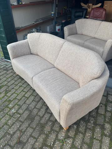2 banken set – beige – goede conditie beschikbaar voor biedingen