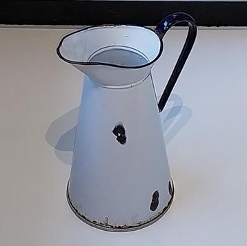 Doorleefde, brocante geëmailleerde waterkan (waterdicht) beschikbaar voor biedingen