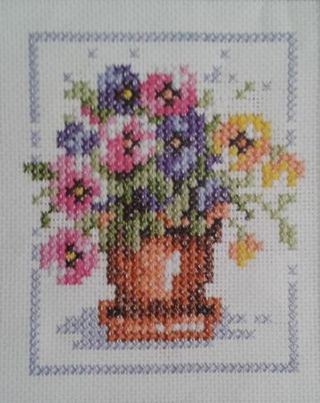 Borduurpatroon potje viooltjes (7x9cm). beschikbaar voor biedingen