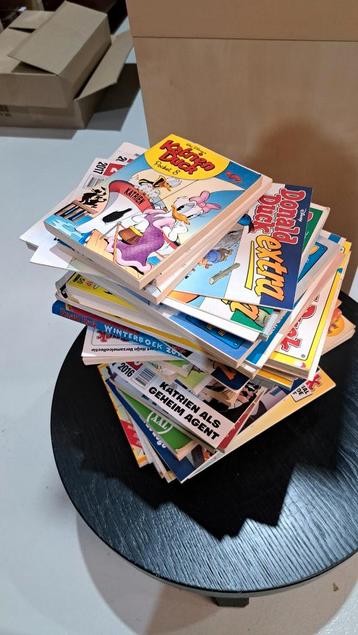 Een grote stapel Donald duck stripboeken vakantie pakket beschikbaar voor biedingen