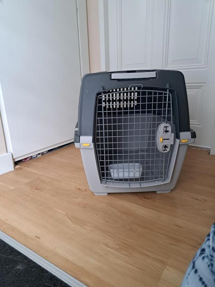 Kunststof (reis)bench, transportbox, Dieren en Toebehoren, Hondenbenches, Zo goed als nieuw, Ophalen
